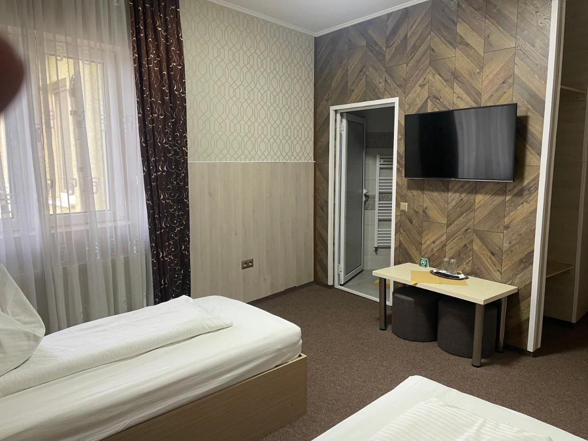 Pension Regal Satu Mare Buitenkant foto