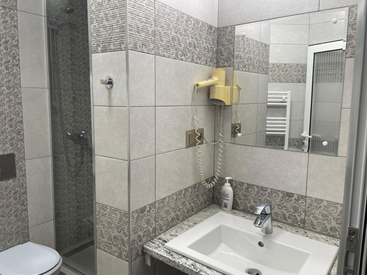 Pension Regal Satu Mare Buitenkant foto