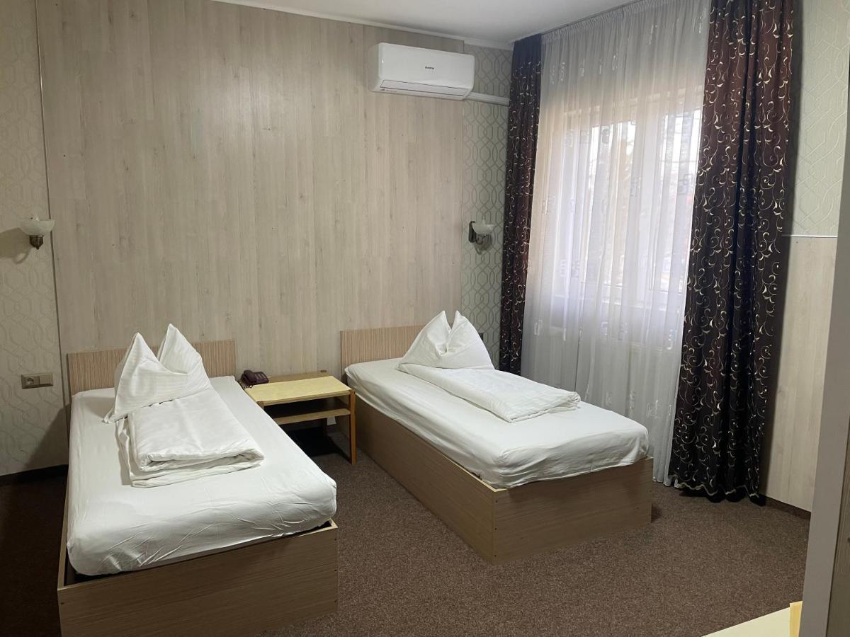 Pension Regal Satu Mare Buitenkant foto