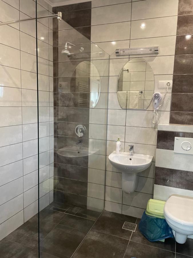 Pension Regal Satu Mare Buitenkant foto