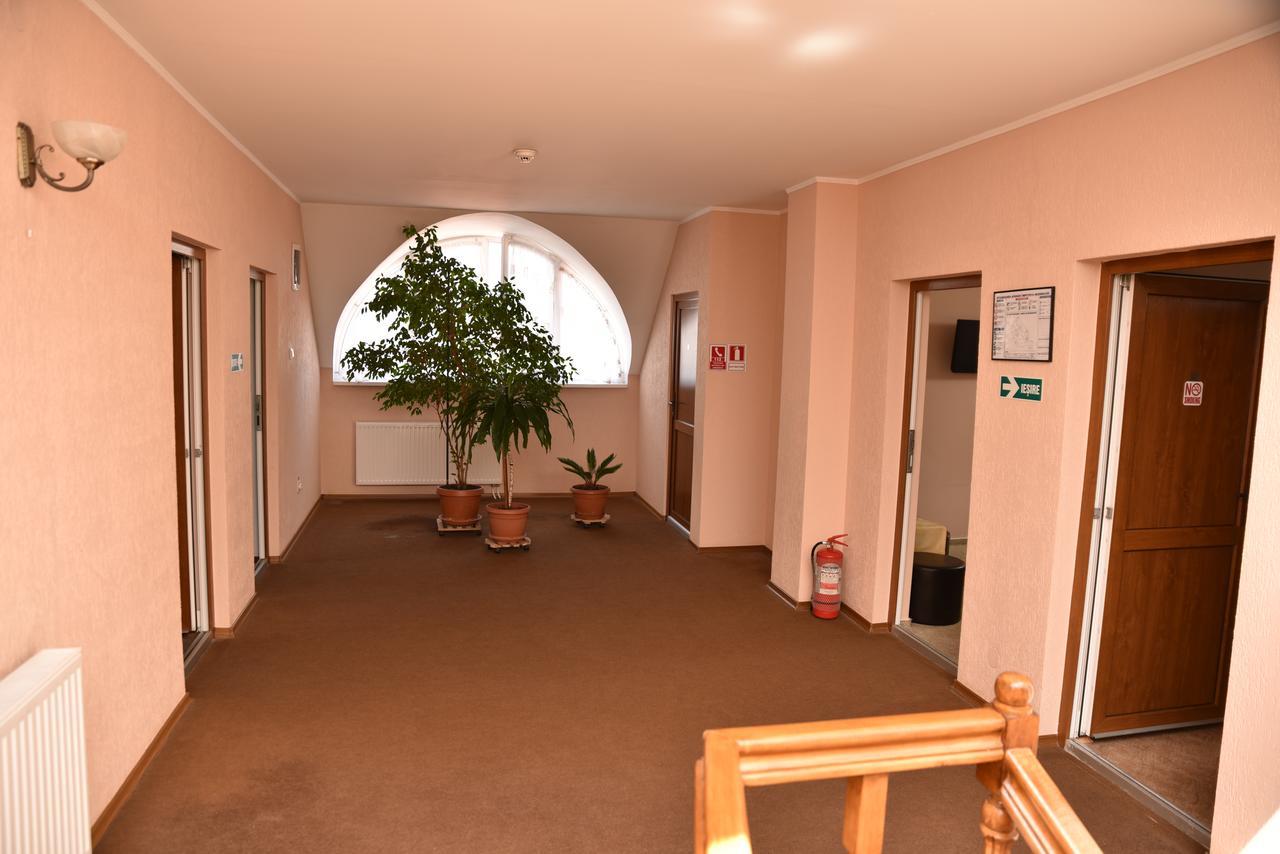 Pension Regal Satu Mare Buitenkant foto